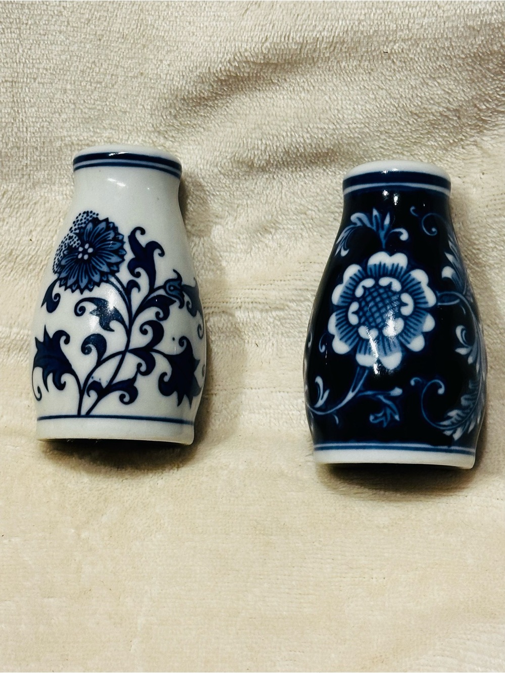 VTG Pier 1 Imports Chinoiserie Blue& White Porcelain S/P Shakers Floral EUC